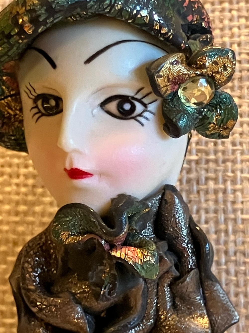 Art Deco - Style Flapper Lady Brooch - Picture 2 of 7